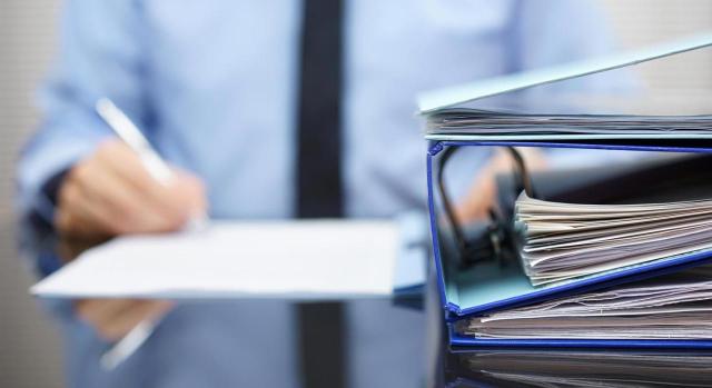 Actualización NIIF 19: Reducción de revelaciones para subsidiarias Actualización NIIF 19: Reducción de revelaciones para subsidiarias. Persona escribiendo sobre un folio y carpeta con documentos