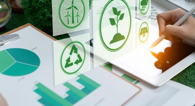 La Fundación IFRS y el TNFD colaboran para mejorar la divulgación financiera relacionada con la naturaleza. Imagen de una mano utilizando una tableta digital para analizar el diseño ESG