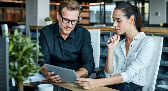 como valorar los activos de una empresa. Imagen de colegas mirando una tablet