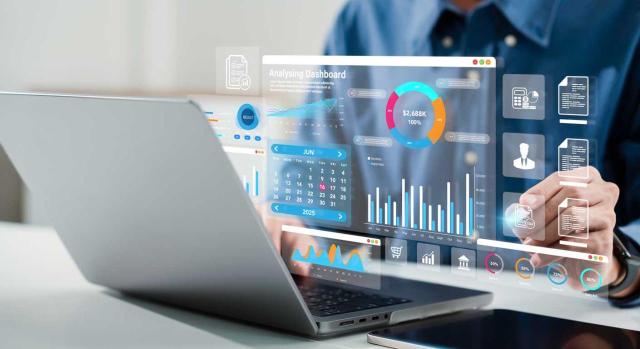 Así será el controller en 2026: perfil 360º, analítico, tecnológico y estratégico Así será el nuevo perfil del controller en 2026: un profesional 360º, más analítico, estratégico y digital. Imagen de un hombre con su portatil viendo gráficos