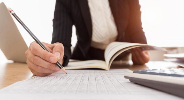 Mujer realizando una auditoria de cuentas