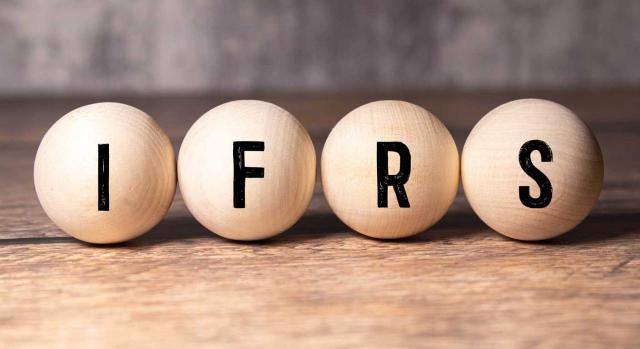 Actualización Normativa: Disponibles las NIIF® 2026. Imagen de bolas de madera con las letras en ingles IFRS que en español es NIIF