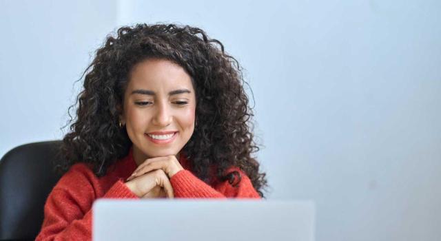 Nuevo Webcast sobre la NIIF para las PYMES: Sección 12 - Medición del Valor Razonable Nuevo Webcast sobre la NIIF para las PYMES. Imagen de una chica joven muy sonriente mientras mira un portátil