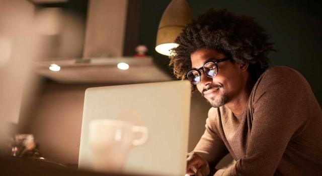 Factura electrónica obligatoria: impacto en la contabilidad empresarial La factura electrónica será obligatoria: ¿cómo afecta a la contabilidad de tu empresa? Imagen de un chico que está en su cocina con un portátil haciendo cosas