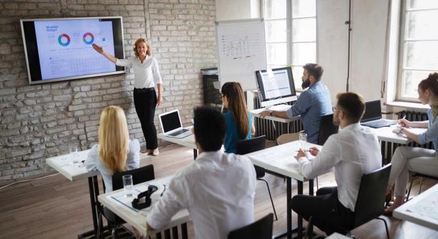 Experto en contabilidad de pymes en 9 pasos. Grupo de trabajo durante una presentación en un aula