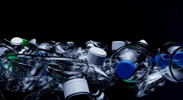 Tratamiento contable del impuesto especial sobre los envases de plástico no reutilizables. Imagen de muchas botellas de plástico juntas