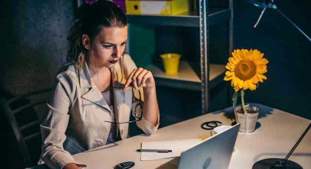 Factores que puden afectar a la vida de un contable en una empresa. Mujer jóven frente en oficina frente a un portátil