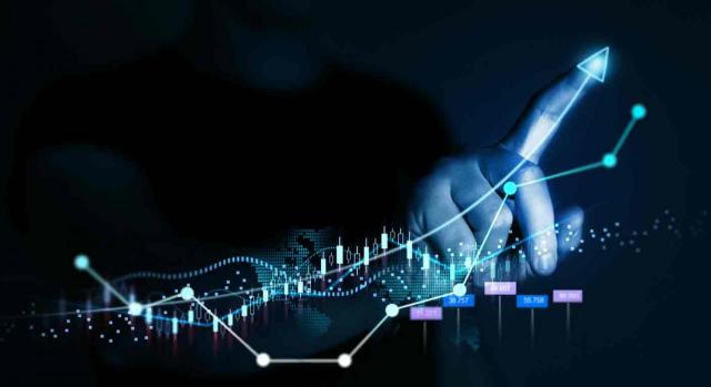 Interés. Imagen de un gráfico de crecimiento positivo y una mano apuntando el sentido de la flecha