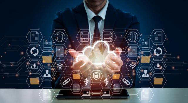 El impacto de la tecnología en la contabilidad: ¿Cómo están cambiando los procesos contables con la digitalización? Imagen de la figura de un hombre con traje con imagenes internautas en sus manos