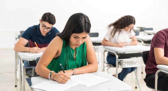 Segundo ejercicio resuelto del proceso selectivo para el ingreso en el Cuerpo Superior de Administración económico-financiera de la Comunidad de Castilla y León. Imagen de unos jovenes haciendo un examen