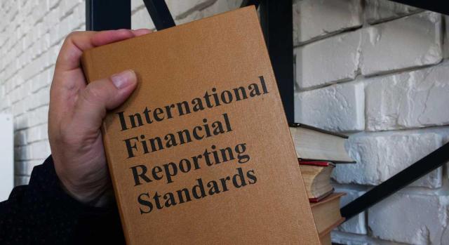 Novedades NIIF 2026: cambios a tener en cuenta en la contabilidad. Imagen de las NIIF se muestran en la foto conceptual de negocios en un libro