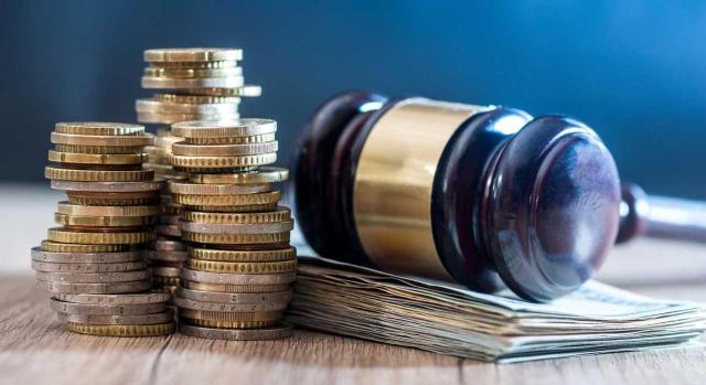 Cómo contabilizar las condonaciones de deudas realizadas por fundadores o patronos de fundaciones, según la consulta 4 del BOICAC 135 del ICAC. Incluye ejemplo práctico y normativa aplicable Condonaciones de deudas en fundaciones: tratamiento contable según el ICAC. Imagen de un martillo y monedas de euros amontonadas