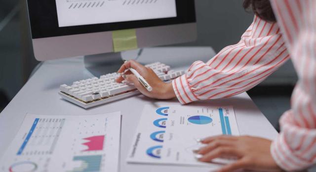 El ICAC refuerza la supervisión sobre el uso de expertos en auditoría. Imagen de una mujer haciendo gráficos en su ordenador