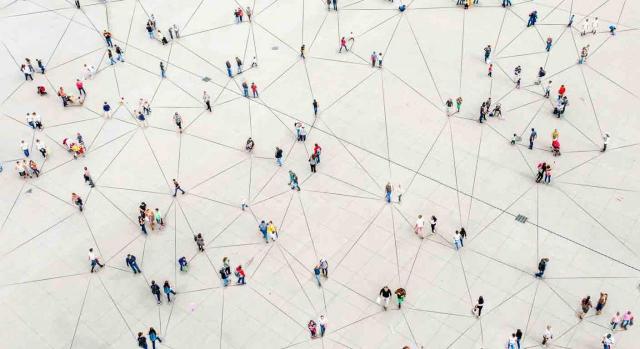 Clientes Clientes. Vista aérea de multitud de personas conectadas por líneas