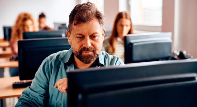 La Fundación IFRS publica nuevos módulos para comprender las normas ISSB La Fundación IFRS publica nuevos módulos para comprender las normas ISSB. Hombre de mediana edad trabajando en un ordenador de mesa