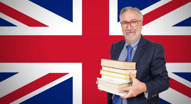 Hombre delante de bandera británica sujetando unos libros. Plan General de Contabilidad