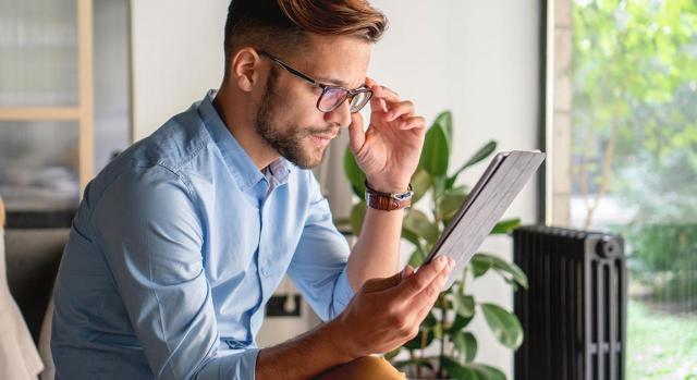 Puntos que interesa conocer para estar actualizado. Imagen de un chico mirando una tableta digital