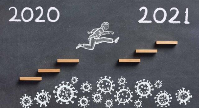 retos contables y financieros para 2021. Figura de un hombre dibujado a tiza en una pizarra, subiendo unas escaleras hacia el año 2021
