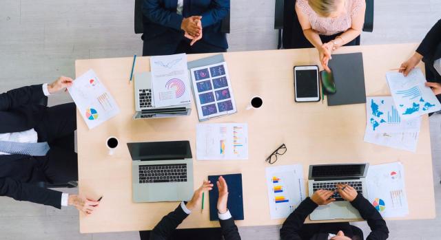 La Fundación IFRS lanza nuevos recursos educativos para aplicar las Normas ISSB e IFRS para PYMES La Fundación IFRS refuerza el apoyo a empresas y PYMES con nuevos recursos educativos. Imagen de una reunión de trabajo vista desde arriba