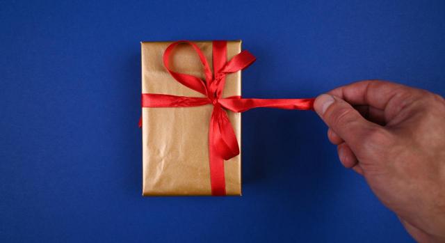 Ejemplo practico sobre la consulta 2 del BOICAC 130. Imagen de caja de regalo con lazo rojo