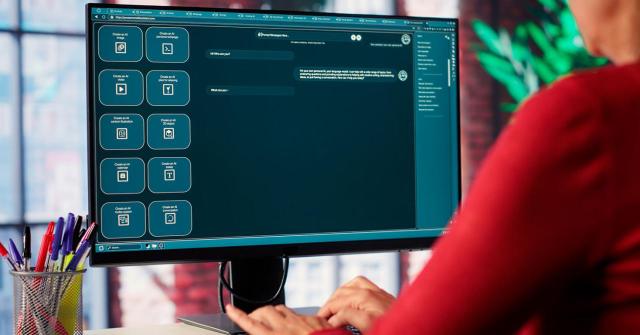 El IASB revisa la NIC 38 utilizando contratos SaaS como caso de estudio. Analizamos su tratamiento contable actual y qué podría cambiar SaaS y activos intangibles: el IASB revisa la NIC 38 ante los nuevos modelos de software. Imagen de una persona frente a un ordenador